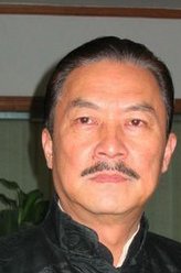 洪国荣（黄达亮饰演）