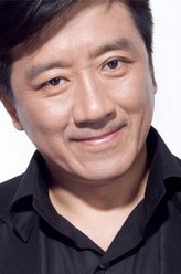韦家宏（丁勇岱饰演）
