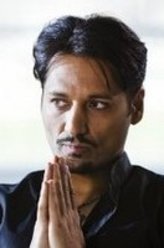 Alex Kamal（卡斯·安瓦尔饰演）