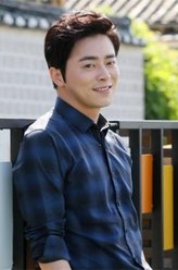 李华信（曹政奭饰演）