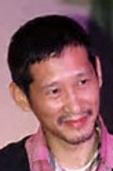 龙飞（王劲松饰演）