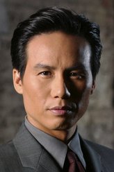 雨果博士（黄荣亮饰演）