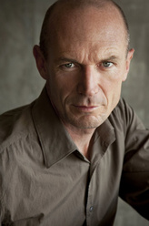 John Bosworth（托比·胡斯饰演）