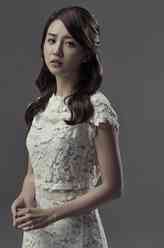 罗虹绸（朴河宣饰演）