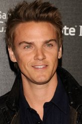 Frank Sullivan（瑞利·史密斯饰演）