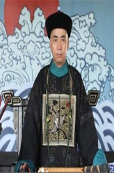 施仕伦（范明饰演）
