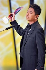 华 光（周初明饰演）
