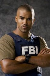 德瑞克·莫根（谢默·摩尔饰演）