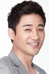 国裕（全卢民饰演）