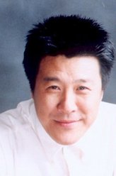 袁父（吕凉饰演）