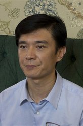 曹力章（张明健饰演）