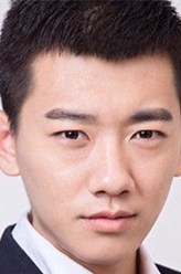 余老八（郭鹏饰演）