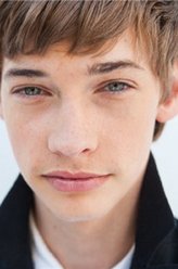 Young Eli McCullough（雅库布·洛弗兰德饰演）