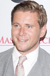 Tom Branson（艾伦·里奇饰演）