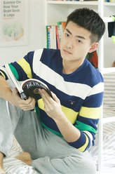 丘永侯（猴子酒）（崔航饰演）