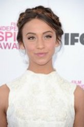 Julia（斯黛拉·麦薇饰演）