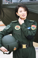 华敏（侯梦莎饰演）