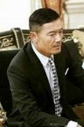 骆天明（苗侨伟饰演）