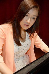 蔡坚菁（李施嬅饰演）