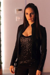 Bo Dennis（安娜·希尔克饰演）