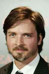 Daniel,Holden（阿登·杨饰演）