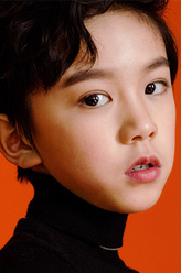 少年梁家栋（肖添仁饰演）