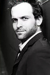 诺尔曼·白求恩（特洛文·海斯饰演）