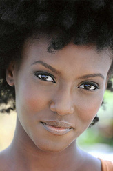 Farah Black（嘉达·依施特饰演）