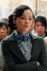 彭秀女（王嘉饰演）