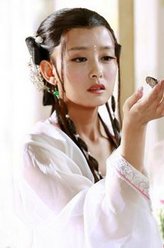 崔莺莺（周奇奇饰演）