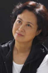 王清越母亲（柏寒饰演）