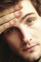 Josh（尼可·托托雷拉饰演）