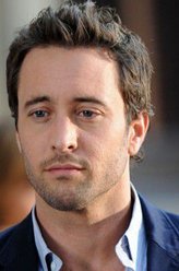 Steve McGarrett（艾历克斯·奥洛林饰演）