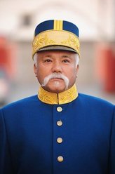 韩父（张秋歌饰演）