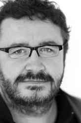 Les（马克·本顿饰演）