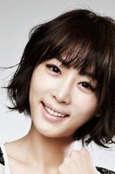 李智英（姜艺媛饰演）