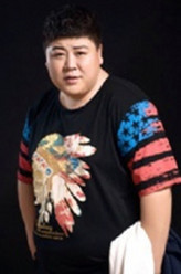 李爽（史耀中饰演）