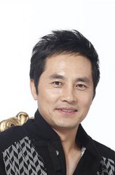 夏忠民（谭洋饰演）