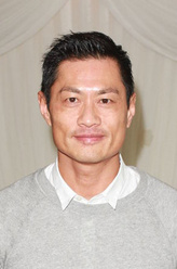 高威（黄德斌饰演）