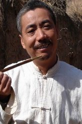 侯德章（范明饰演）