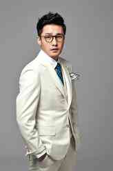 郑秉国（黄东柱饰演）