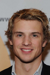 Adam Cromwell（弗雷迪·史卓玛饰演）