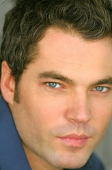 Doc Holliday（蒂姆·罗尊饰演）