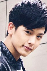 李哲（王以纶饰演）