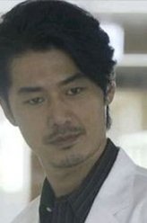 柴山俊也（平山浩行饰演）