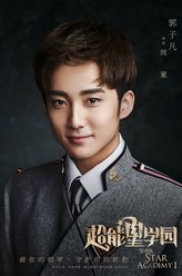 周董（郭子凡饰演）