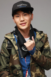 李明灯（李彦明饰演）