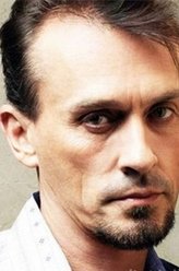 Waruu West（罗伯特·柯林斯饰演）