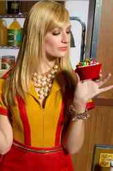 Caroline Channing（贝丝·比厄饰演）