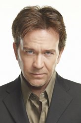 Russ Skokie（蒂莫西·赫顿饰演）